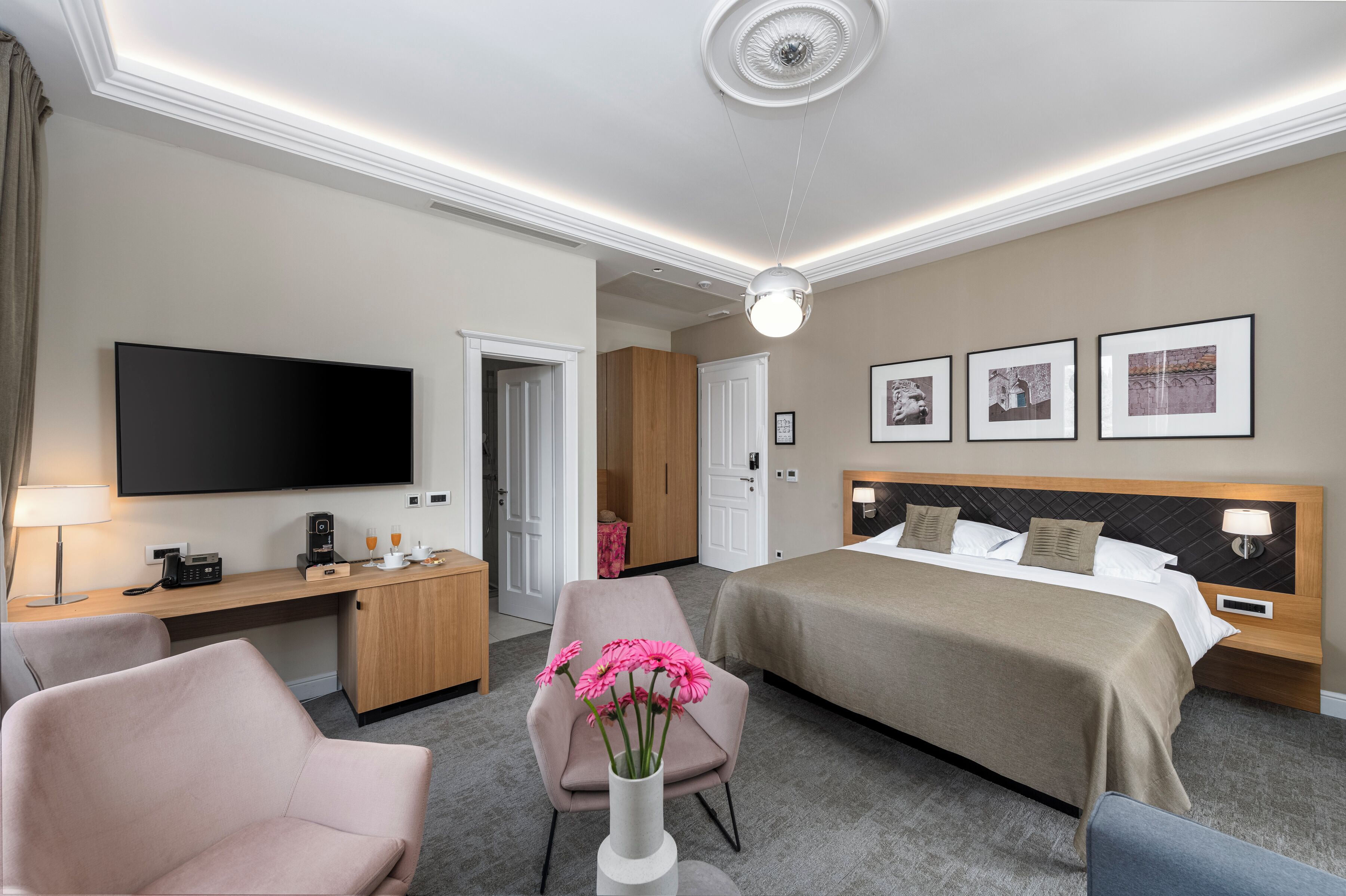 Deluxe Double Room, Balcony | 1 bedroom, in-room safe, desk, blackout curtains