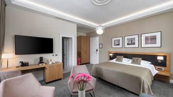 Deluxe Double Room, Balcony | 1 bedroom, in-room safe, desk, blackout curtains