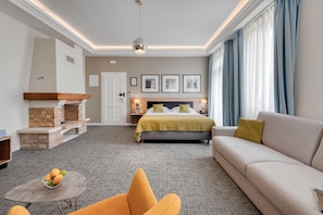 Habitación Deluxe doble, balcón | 1 dormitorio, caja fuerte, escritorio y cortinas opacas