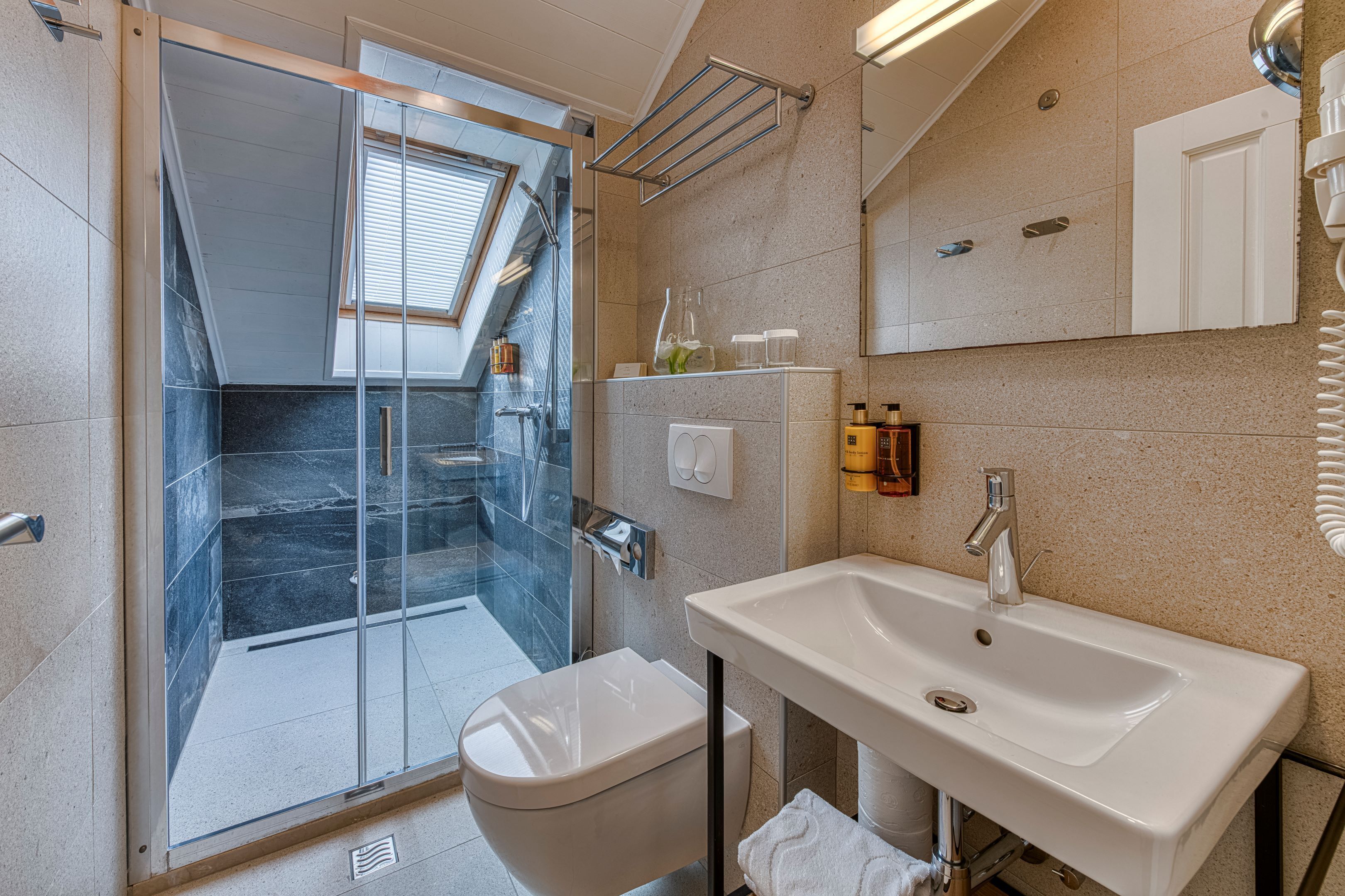 standard apartment, 2 bedrooms | bathroom | shower, free toiletries, hair dryer, bathrobes