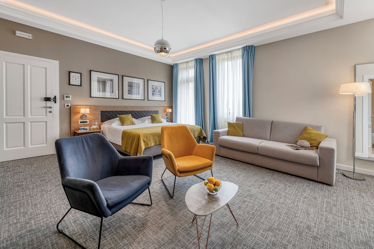 Habitación Deluxe doble, balcón | 1 dormitorio, caja fuerte, escritorio y cortinas opacas