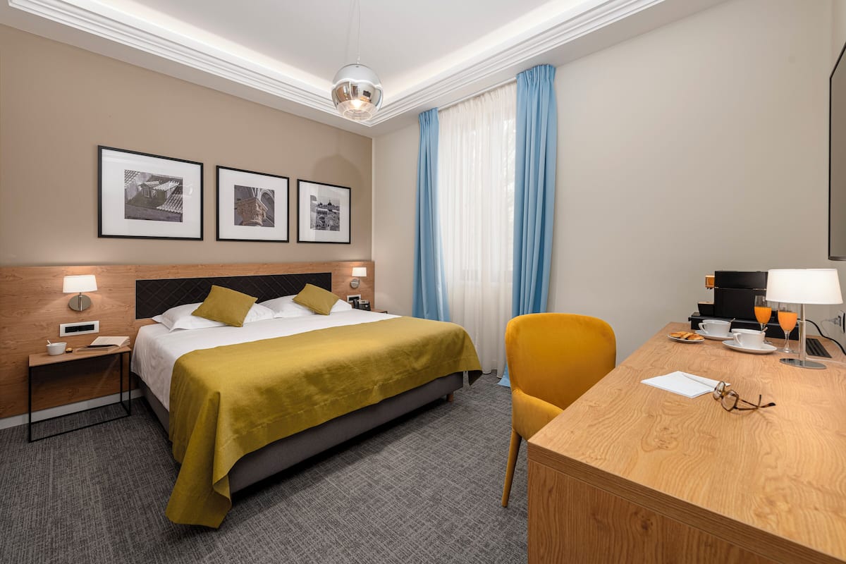 Habitación estándar doble | 1 dormitorio, caja fuerte, escritorio y cortinas opacas