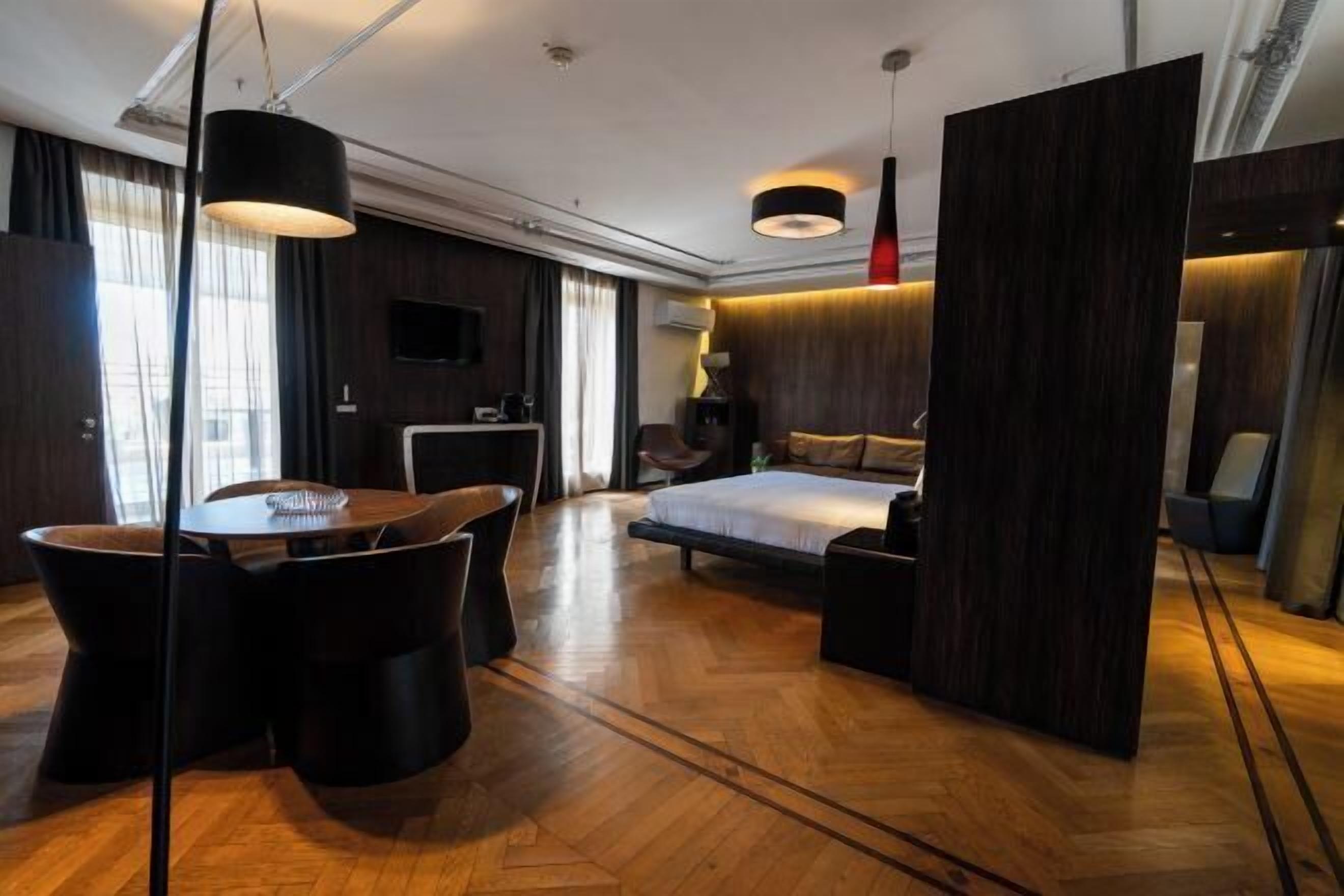 Premium bedding, down comforters, minibar, in-room safe