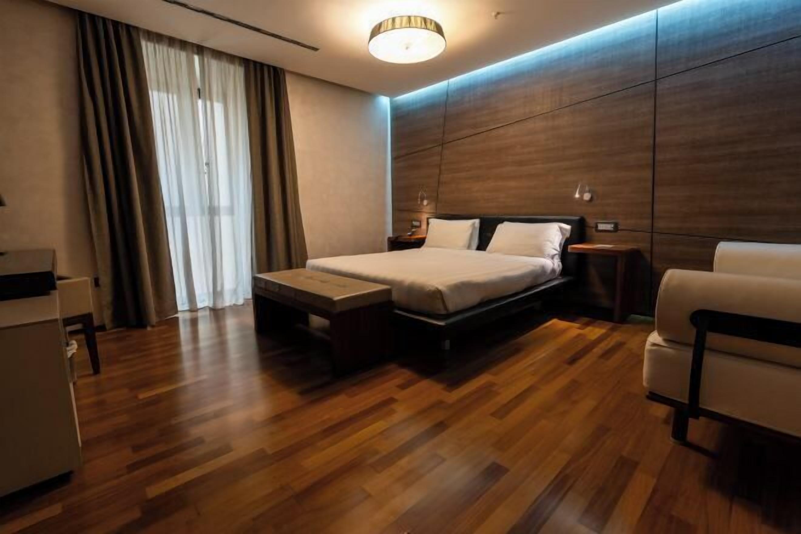 Premium bedding, down comforters, minibar, in-room safe