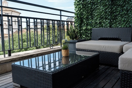 Deluxe Studio Suite | 1 bedroom, premium bedding, down comforters, minibar