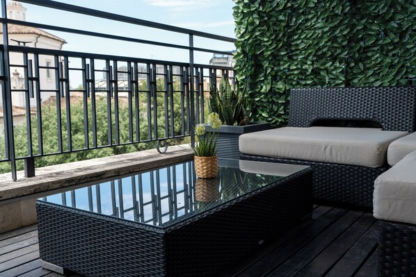 1 habitación, ropa de cama de alta calidad, cubrecamas y minibar 