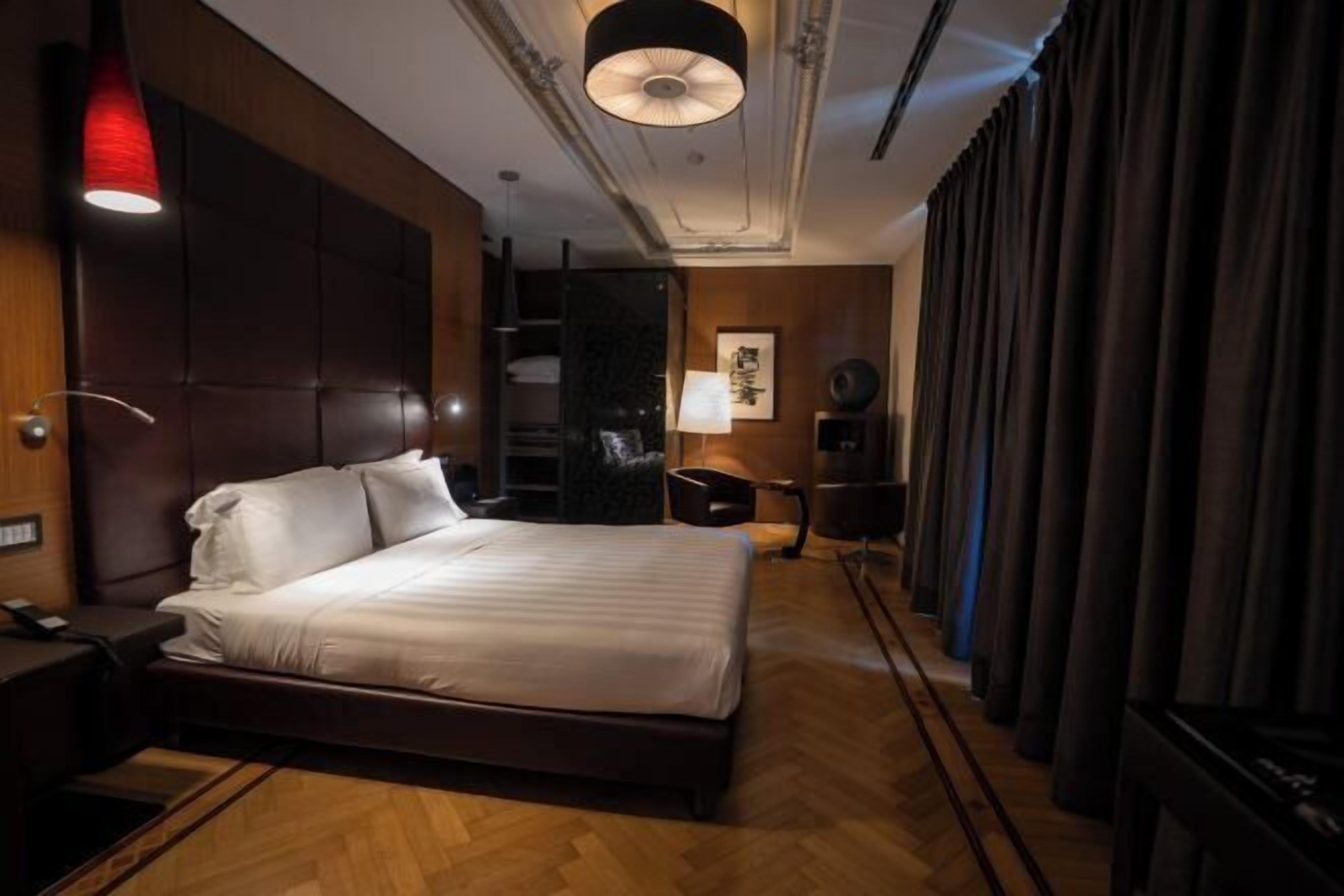 Premium bedding, down comforters, minibar, in-room safe