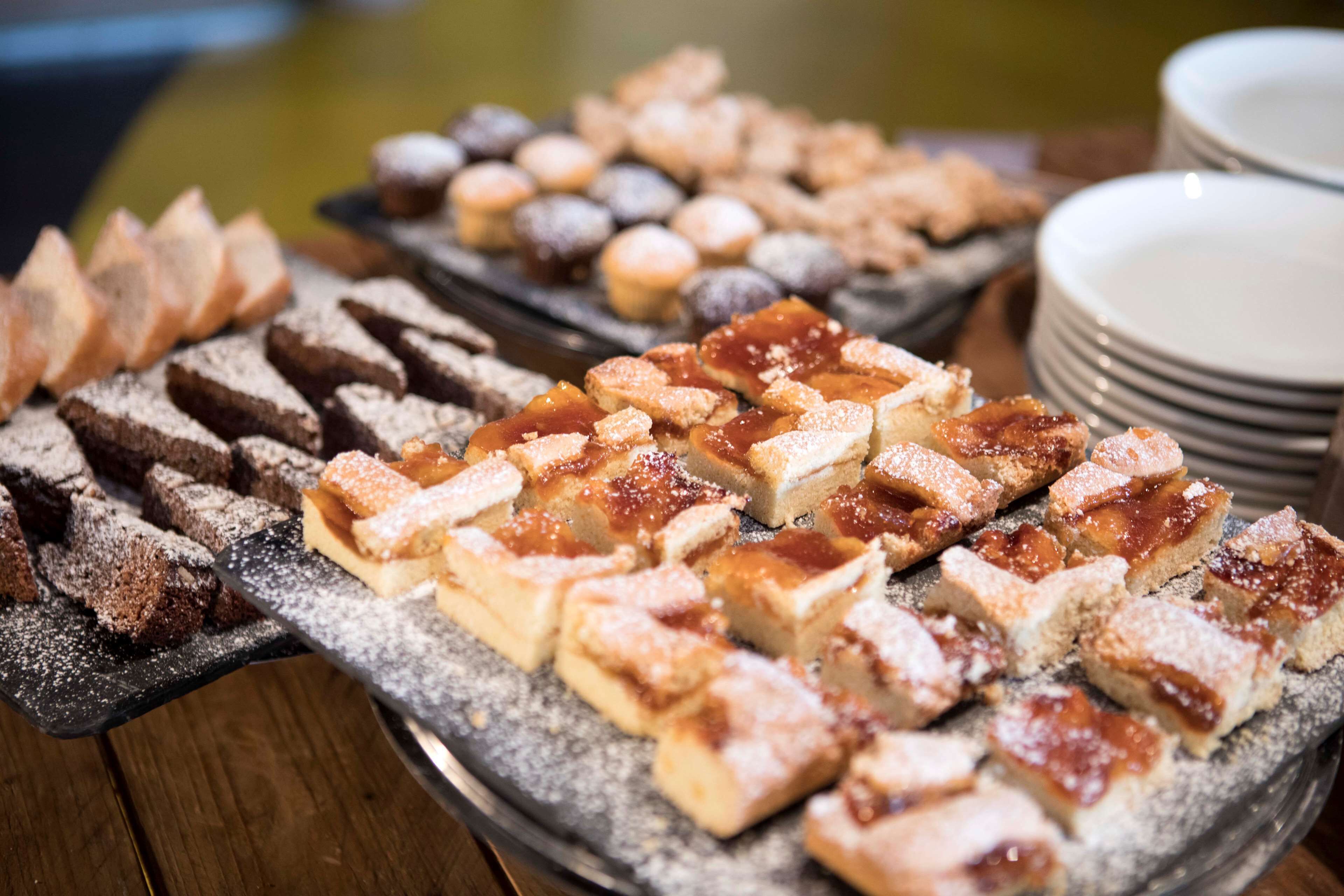 Petit déjeuner buffet (10 EUR par personne)