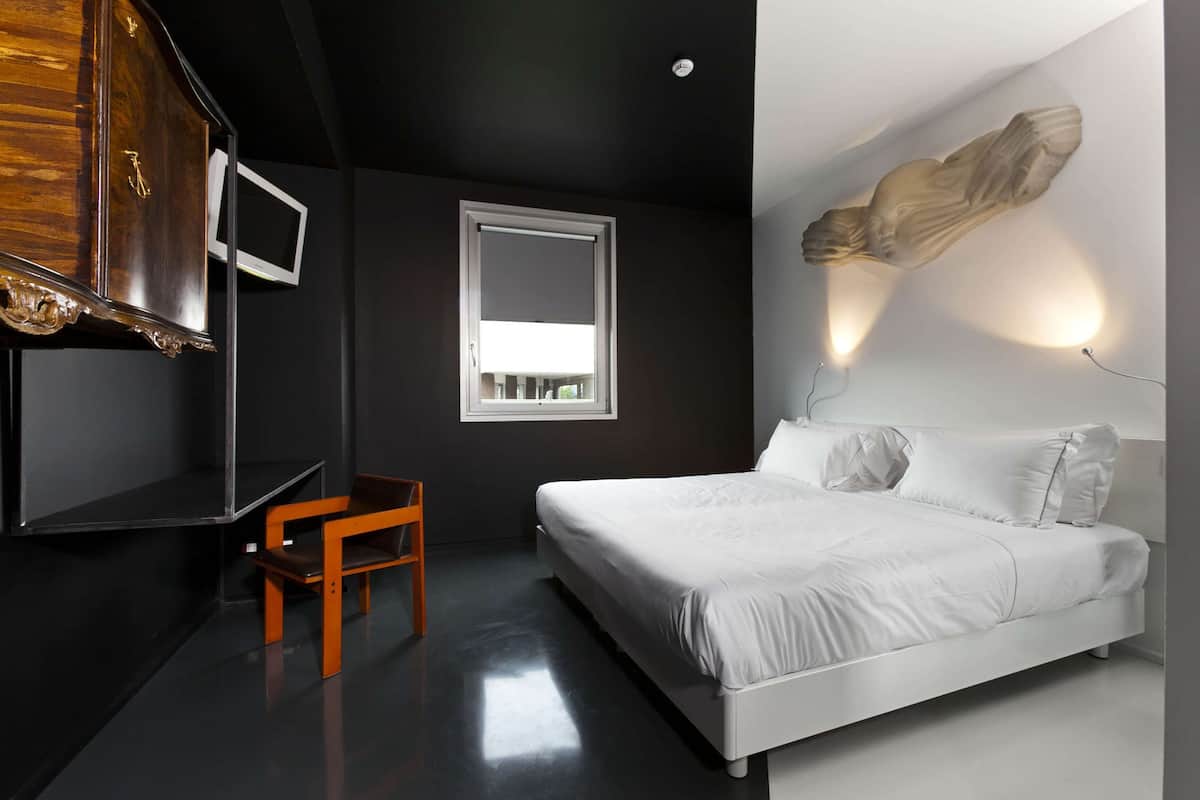 Hypo-allergenic bedding, down comforters, minibar, in-room safe