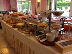 Free daily buffet breakfast