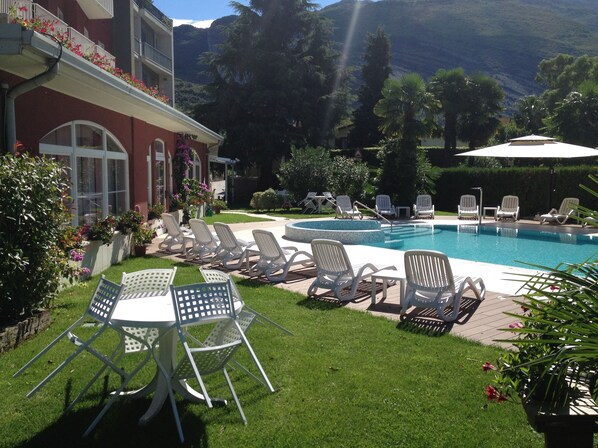 حمّام سباحة خارجي موسمي، مظلات على حمّام السباحة، مقاعد للتشمس