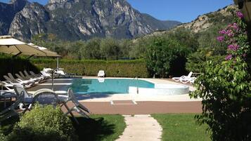 AuĂenpool (je nach Saison geöffnet), Sonnenschirme, LiegestĂŒhle