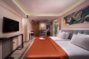Suite estándar | Ropa de cama de alta calidad, colchones con acolchado adicional, minibar