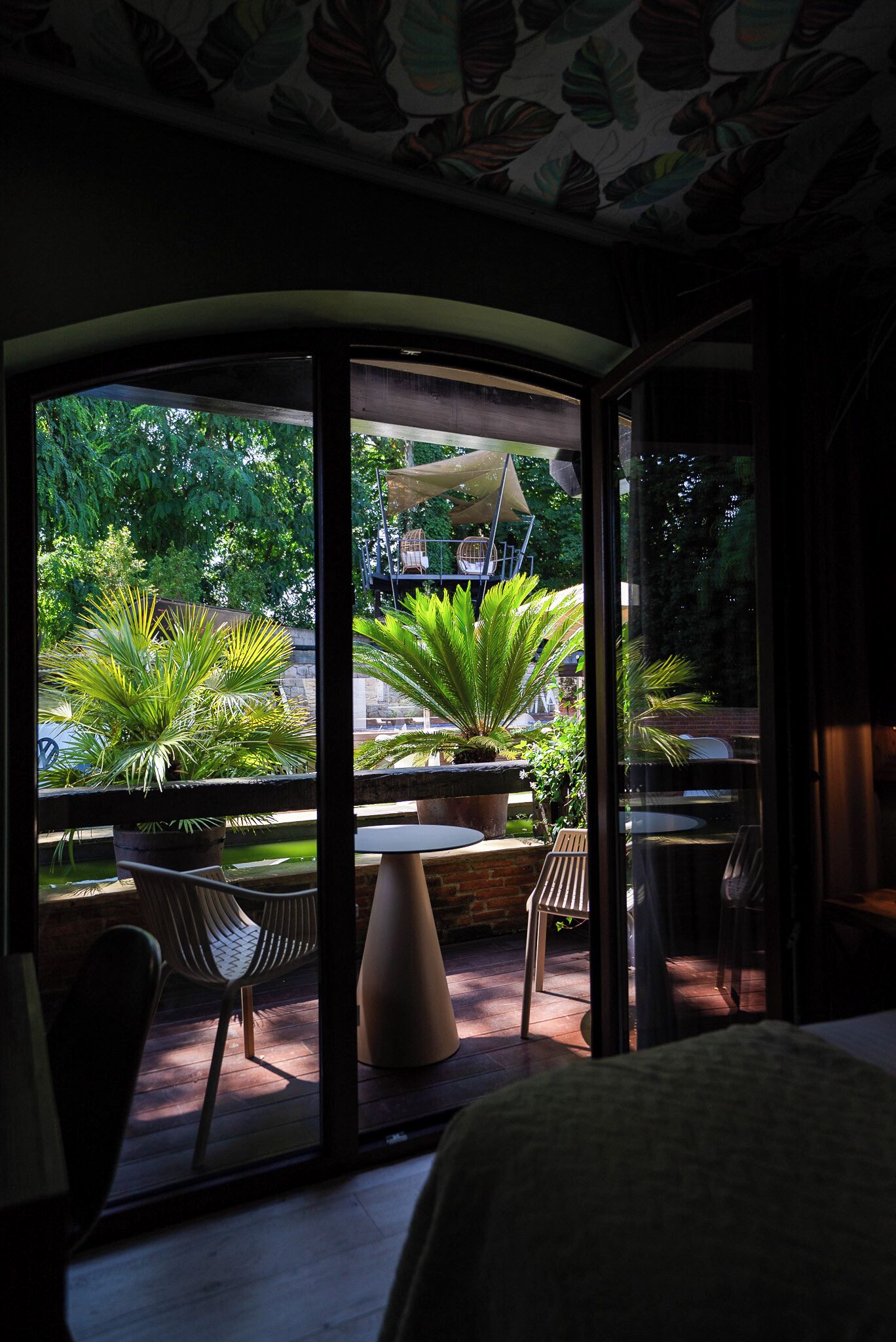 أغطية فراش متميزة وألحفة محشوة بالريش وخزنة داخل الغرفة ومكتب