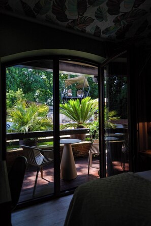 Habitación Doble Superior Vistas a la Piscina | Premium bedding, down duvets, in-room safe, desk - Hotel Cuevas - Adults Only (Santillana del Mar)