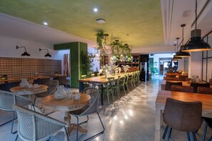 Petit déjeuner complet (18 EUR par personne)