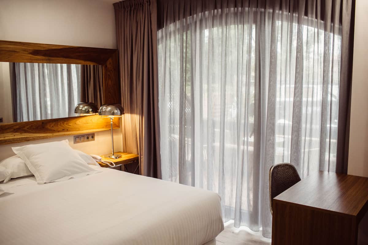 Habitación Doble Superior Vistas a la Piscina | Premium bedding, down comforters, in-room safe, desk