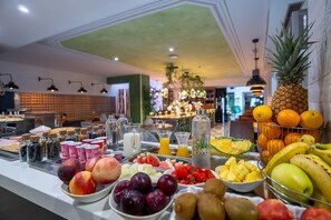 Se ofrece un desayuno completo todos los días (por un coste adicional)