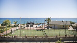 A sports court with a view of the sea. - Hotel Village Paradise (Mandatoriccio)