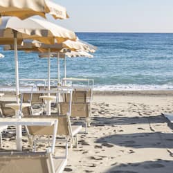 Plage privée, chaises longues, parasols