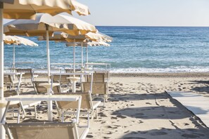 Privatstrand, Liegestühle, Sonnenschirme