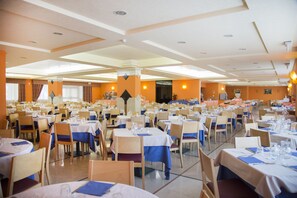 Breakfast, lunch, dinner served; Italian cuisine