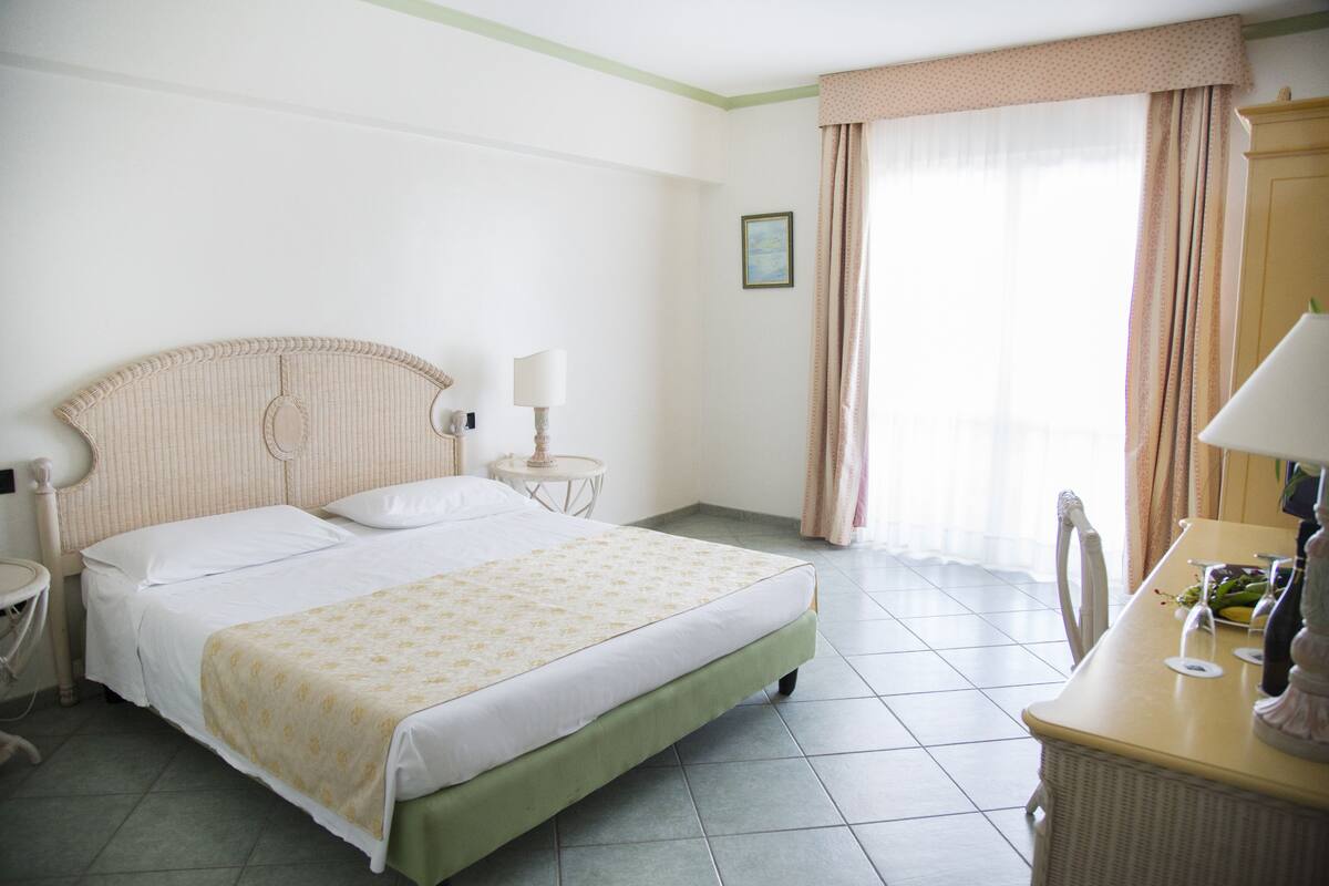 Minibar, desk, cots/infant beds, bed sheets