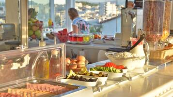 Sarapan prasmanan setiap hari (EUR 7 per orang)