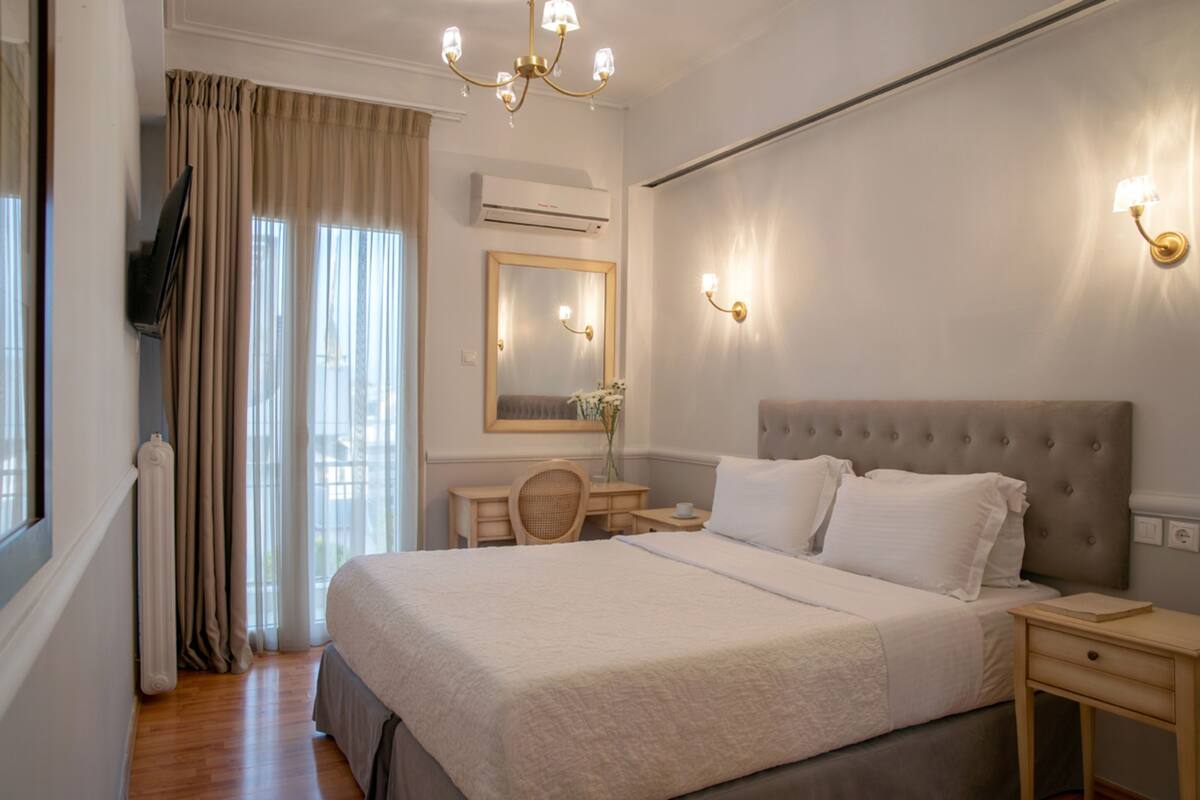 Premium bedding, down duvets, free minibar items, in-room safe