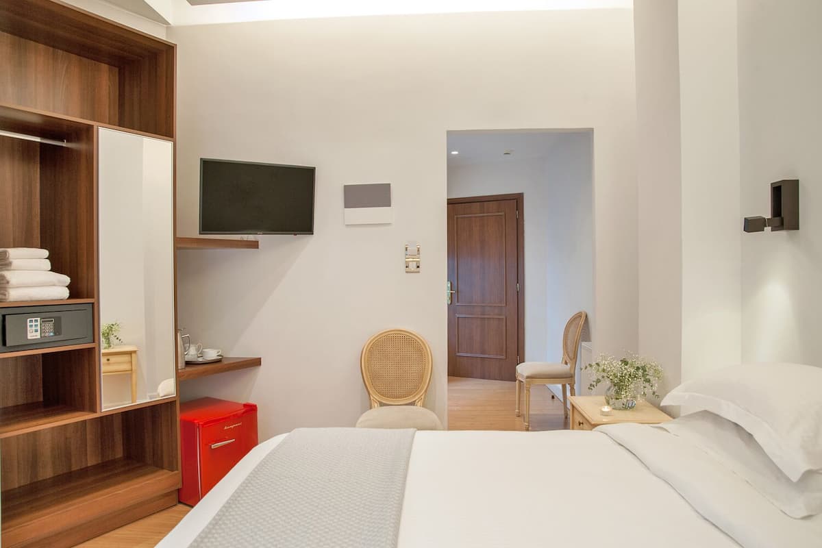 Premium bedding, down duvets, free minibar items, in-room safe