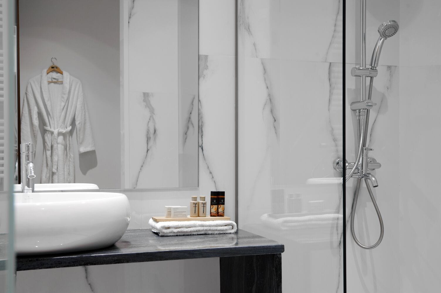 Chambre Prestige double | Salle de bain | Douche, articles de toilette (gratuits), séchoir à cheveux