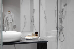Premium-Doppelzimmer | Badezimmer | Dusche, kostenlose Toilettenartikel, Haartrockner, Handtücher