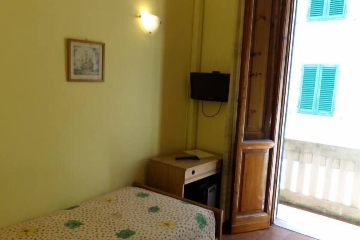 Iron/ironing board, rollaway beds, free WiFi