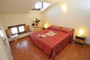 Iron/ironing board, rollaway beds, free WiFi