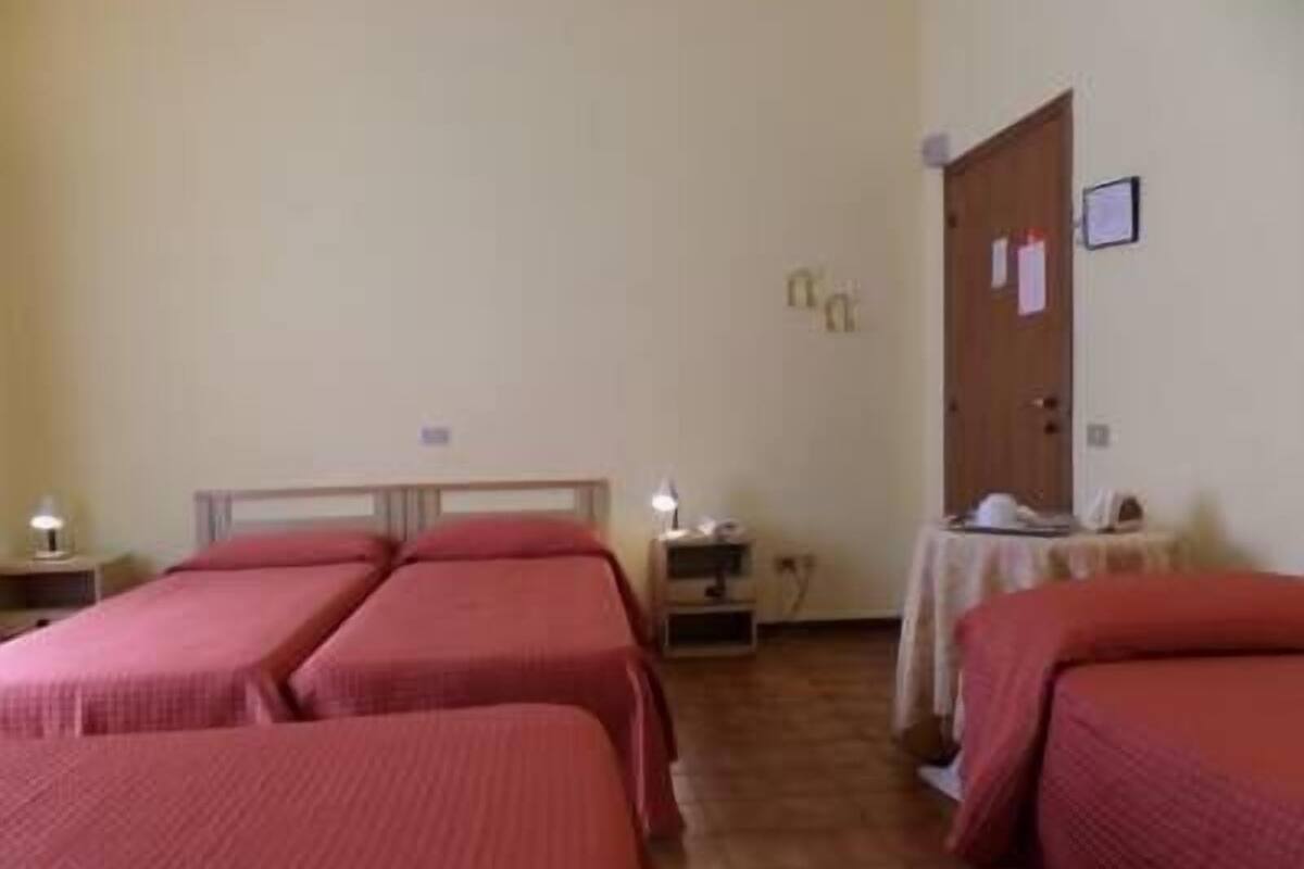 Iron/ironing board, rollaway beds, free WiFi