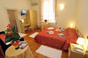Iron/ironing board, rollaway beds, free WiFi