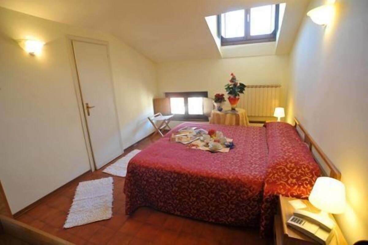 Iron/ironing board, rollaway beds, free WiFi