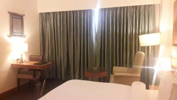 Zimmersafe, Schreibtisch, schallisolierte Zimmer, BĂŒgeleisen/BĂŒgelbrett