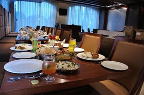 Lunch, middag och brunch serveras