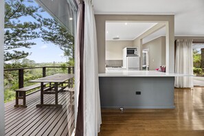 Deluxe villa, 2 slaapkamers | Privékeuken | Een koelkast/vriezer, een magnetron, een waterkoker, een broodrooster