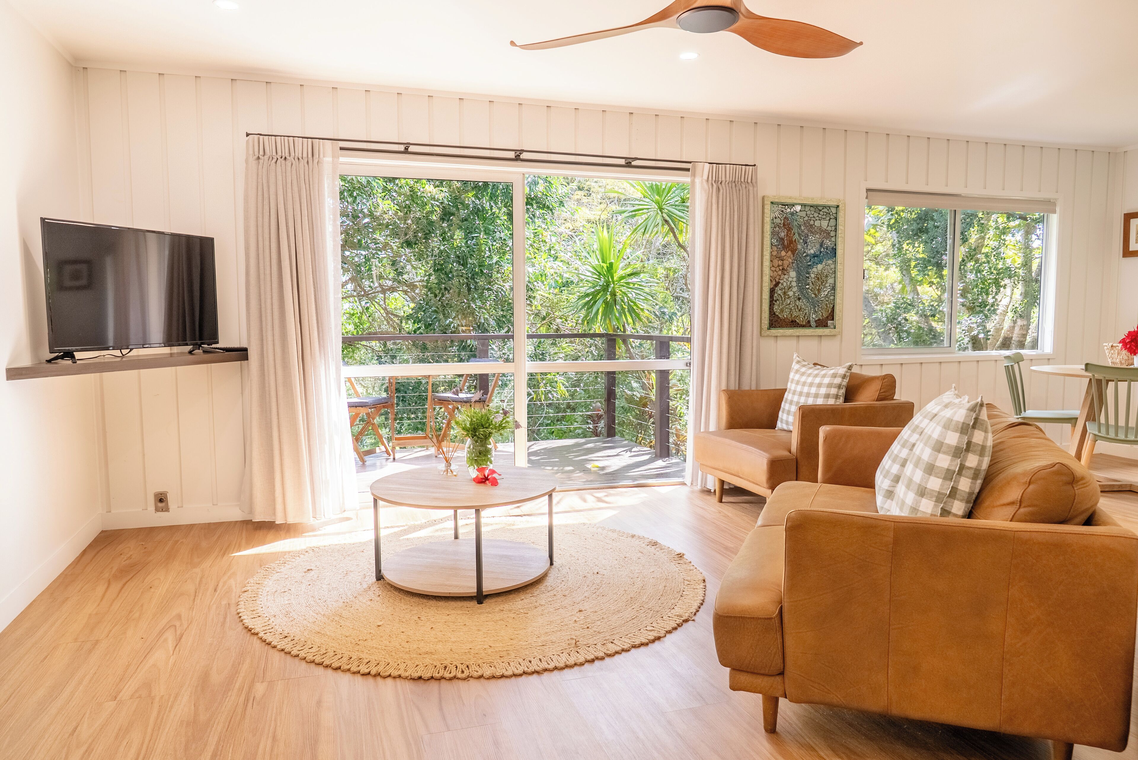 Een 40-inch flatscreentelevisie met digitale zenders en lcd-televisie