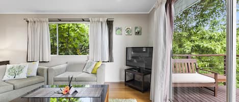 Villa Deluxe, 2 camere da letto | Area soggiorno | TV a schermo piatto 40 pollici con canali digitali, TV LCD