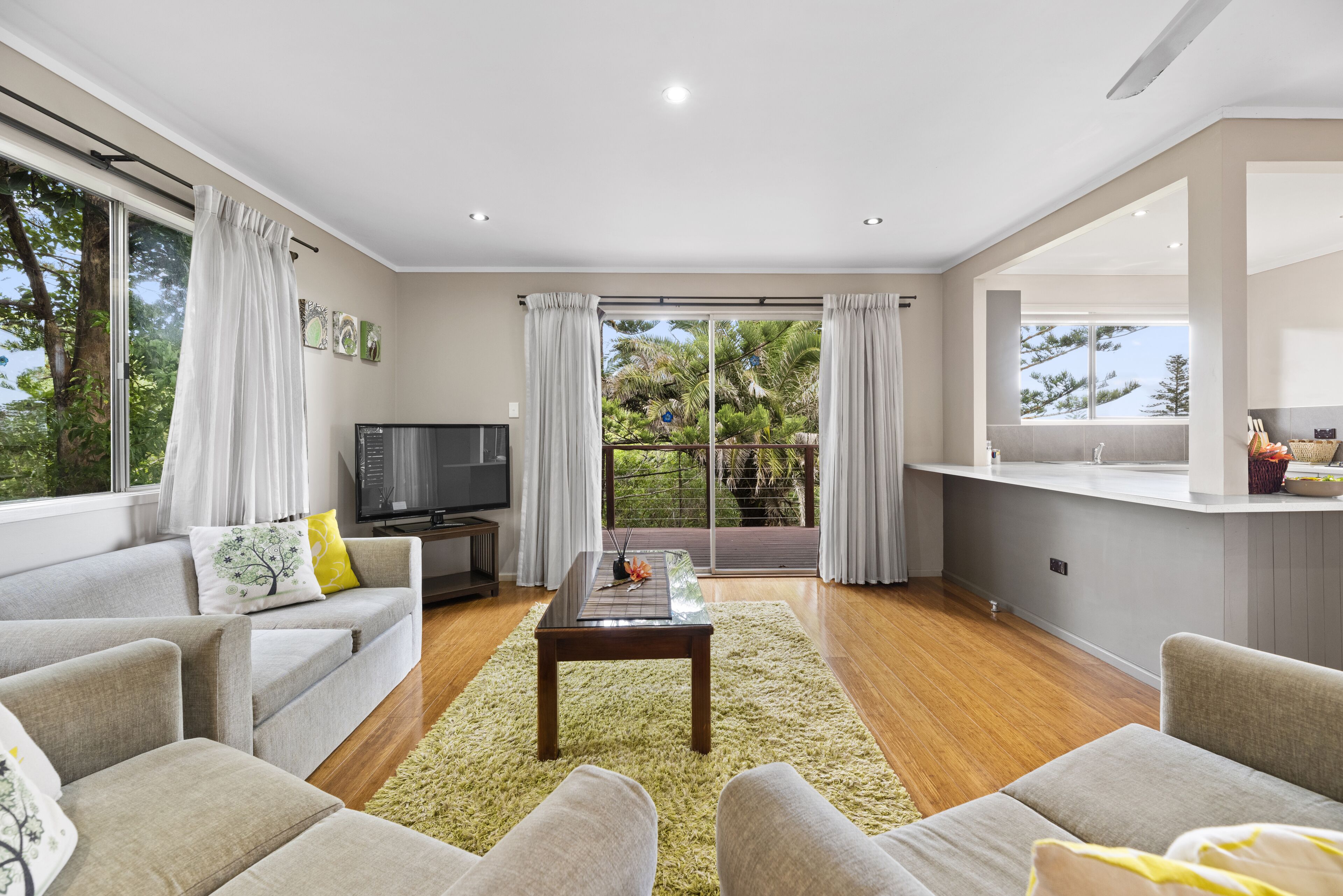 Vila luxo, 2 quartos | Área de estar | TV de tela plana 40 polegadas com canais digitais, TV LCD