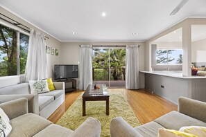 Villa Deluxe, 2 habitaciones | Área de sala de estar | Televisión de pantalla plana de 40 pulgadas con canales digitales 