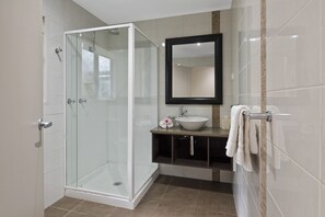 Superior Villa, 1 Bedroom (1) | Bathroom | Shower, hair dryer, towels, soap - Broad Leaf Villas (Norfolk Island)