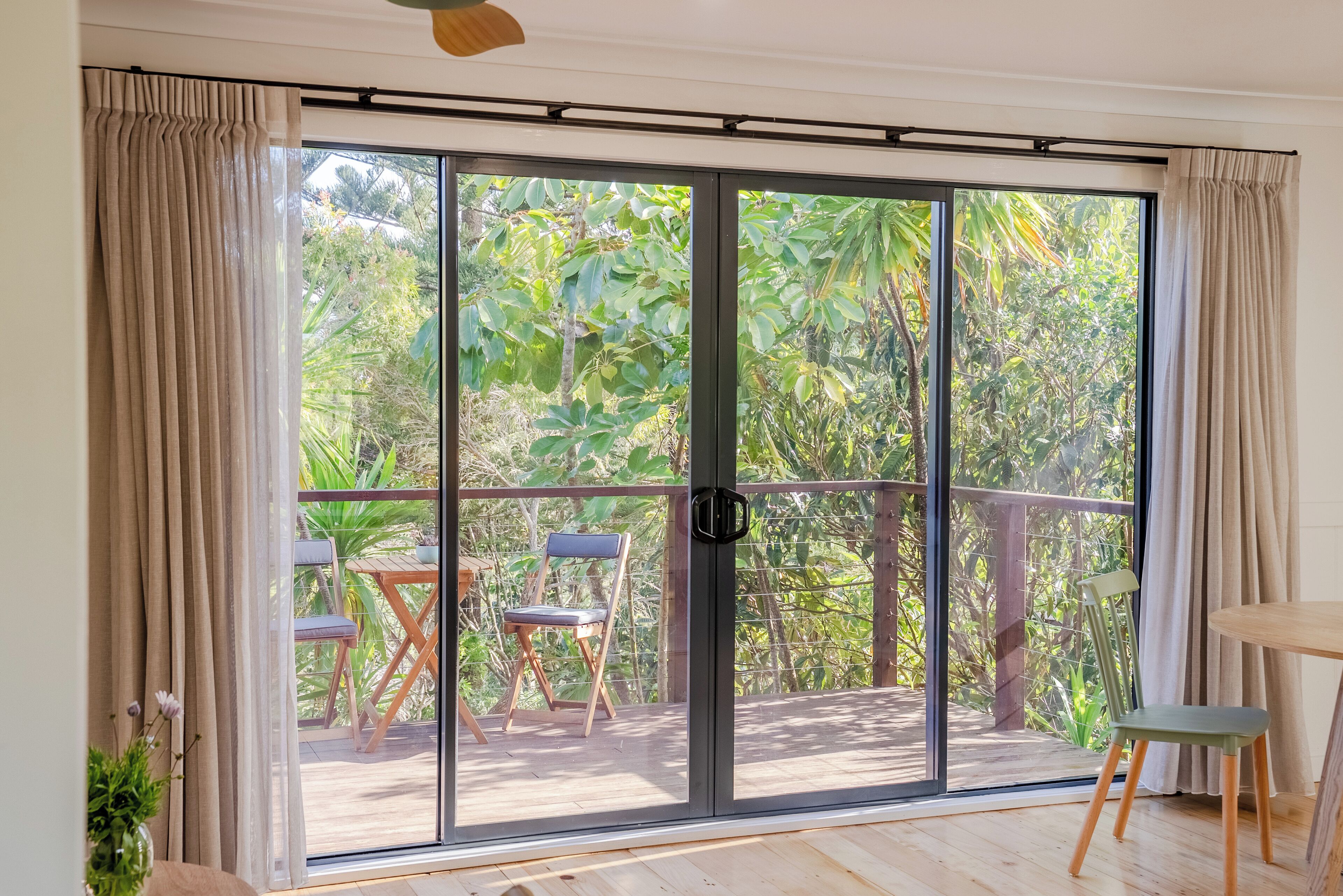 Een 40-inch flatscreentelevisie met digitale zenders en lcd-televisie