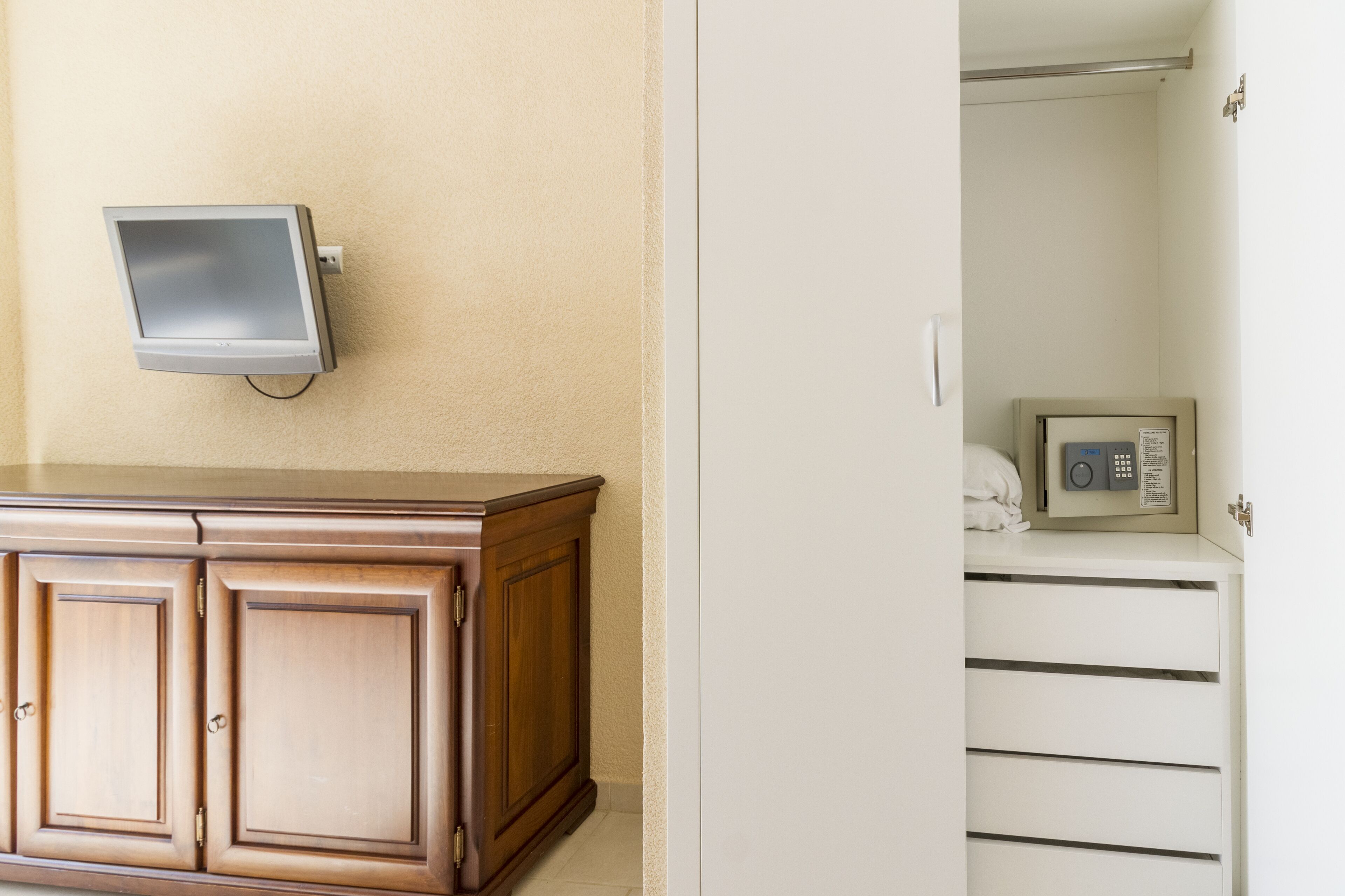 Economy Studio, 1 Double Bed | In-room safe, blackout drapes, bed sheets