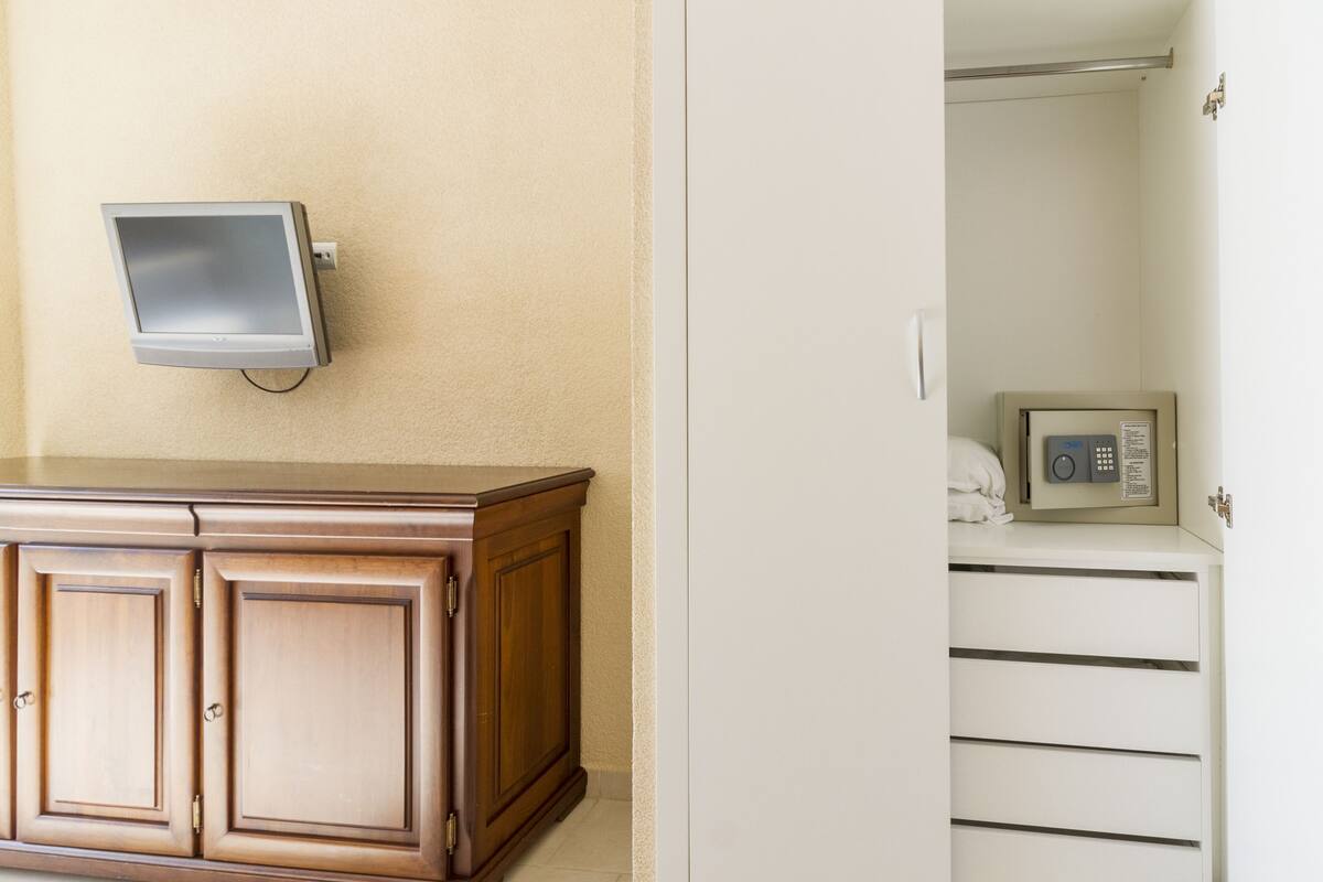 Economy Studio, 1 Double Bed | 1 bedroom, in-room safe, blackout drapes, bed sheets