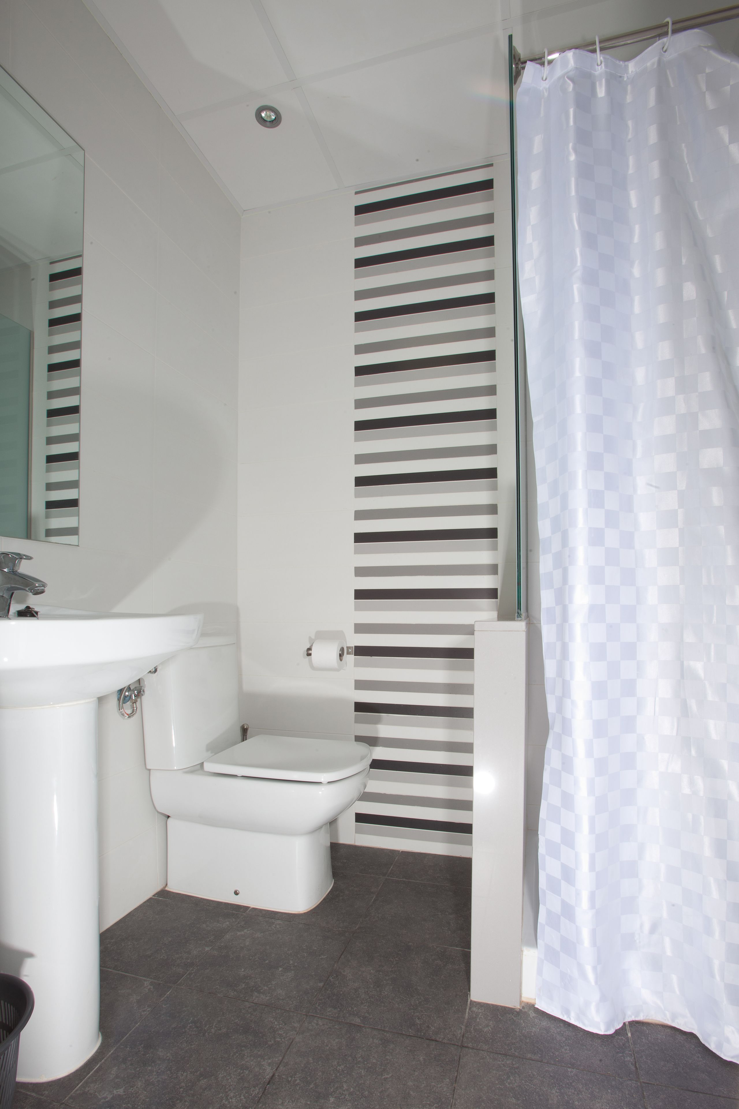 Basic Studio (2/3 People) | Bathroom | Shower, towels