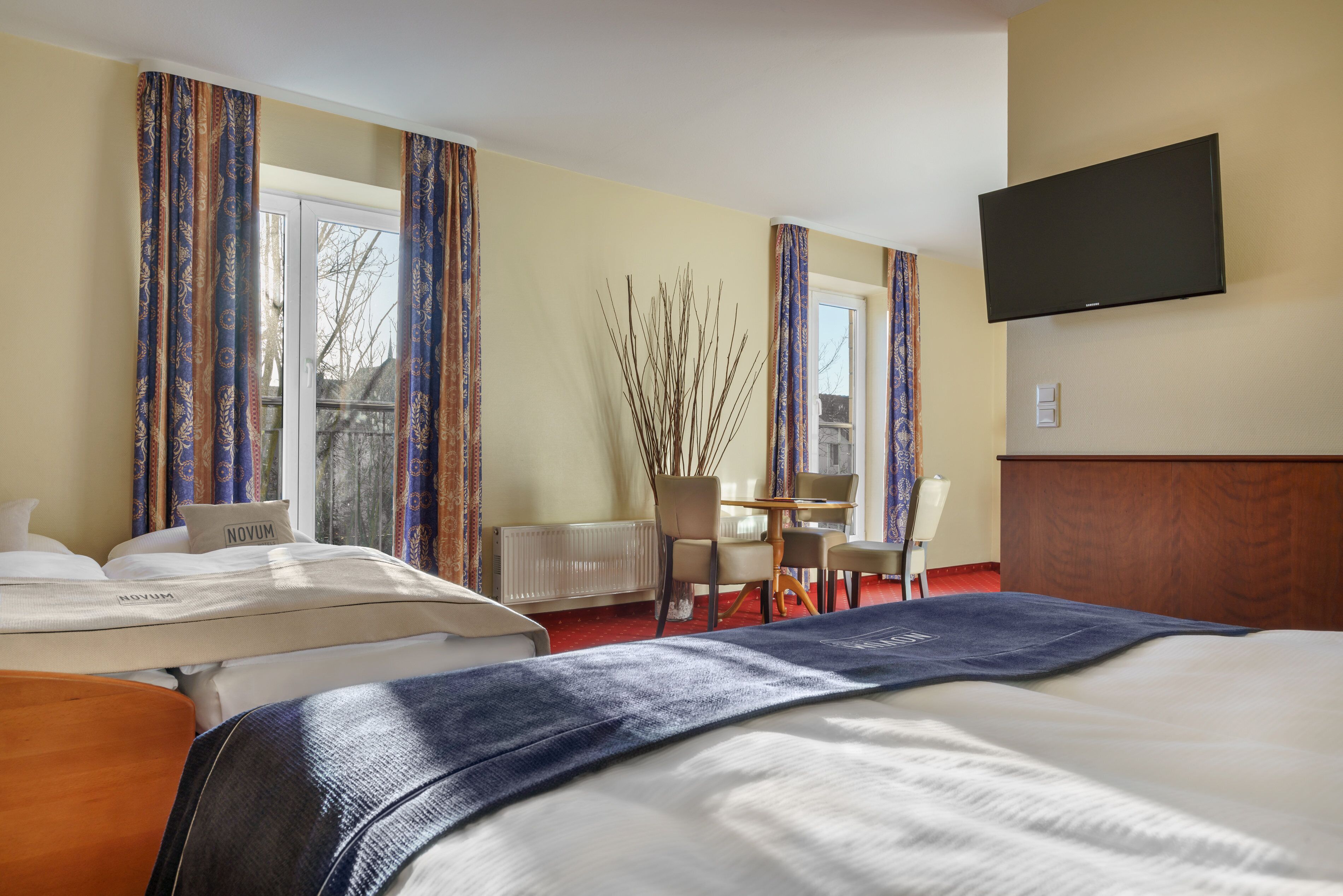 Allergikerbettwaren, Zimmersafe, individuell dekoriert, Schreibtisch